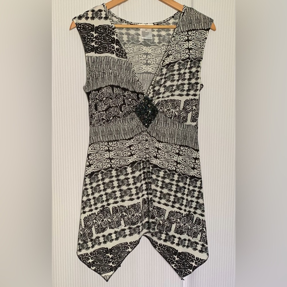 Guilty - Black And White Pattern Sleeveless Top With Beaded Detail On Chest - L